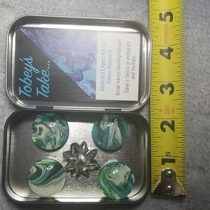 Original paint pouring magnets in gift tin.